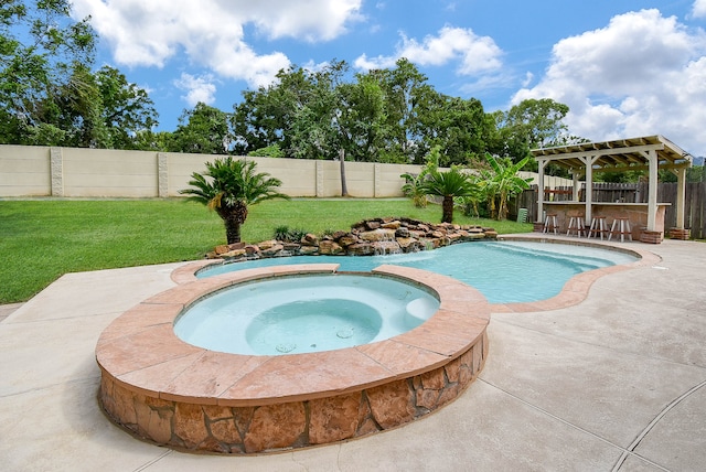 view of swimming pool with an in ground hot tub, a lawn, and a patio area