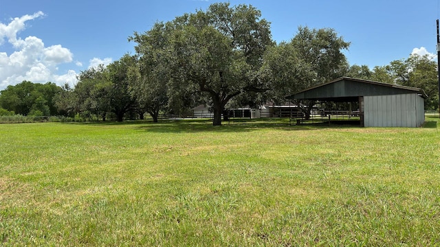 view of yard featuring an outdoor structure