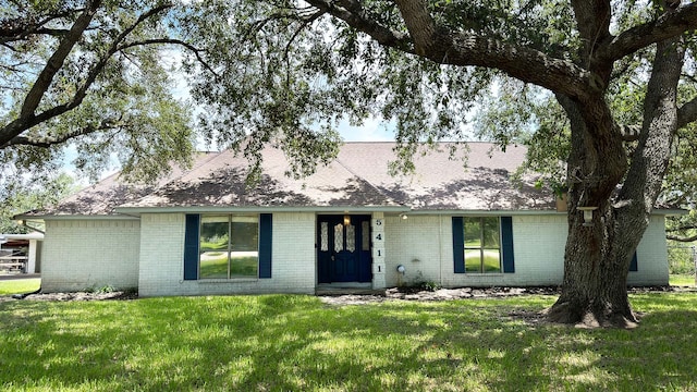 ranch-style home featuring a front lawn