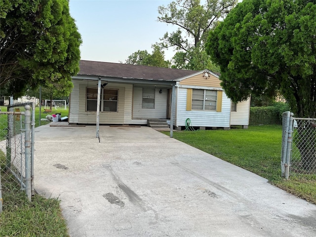 single story home featuring a front lawn