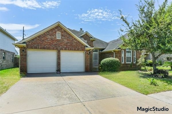 view of front facade featuring a garage and a front yard