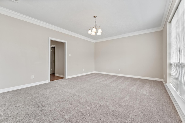 carpeted empty room featuring crown molding, baseboards, visible vents, and a notable chandelier