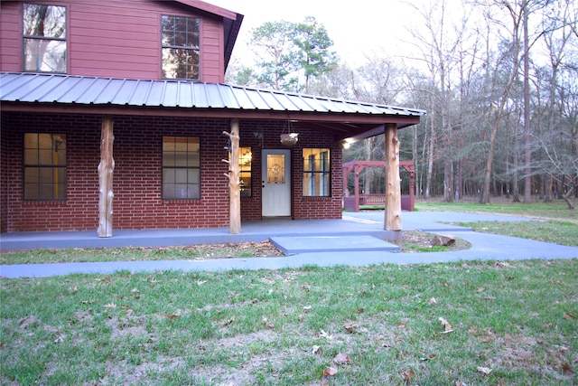 view of front of home with a front lawn