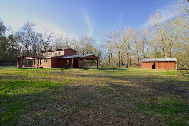 view of yard with an outbuilding