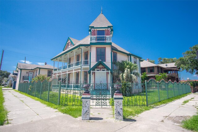 view of front of property with a porch and a front lawn