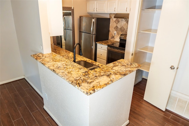 kitchen with sink, dark hardwood / wood-style floors, tasteful backsplash, range with electric stovetop, and kitchen peninsula