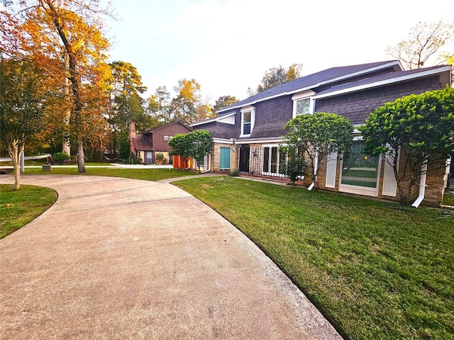 view of front of house featuring a front lawn