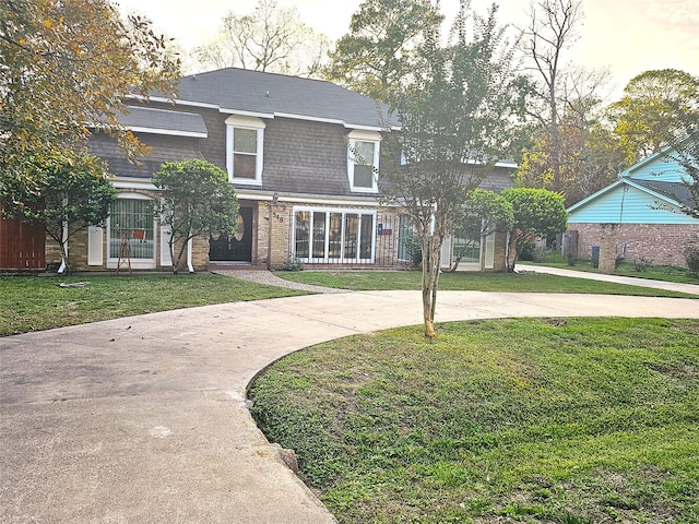 view of front of house featuring a front lawn