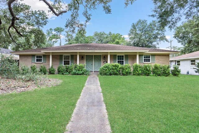 ranch-style home featuring a front lawn