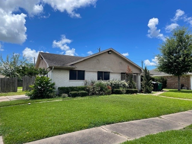 single story home with a front yard