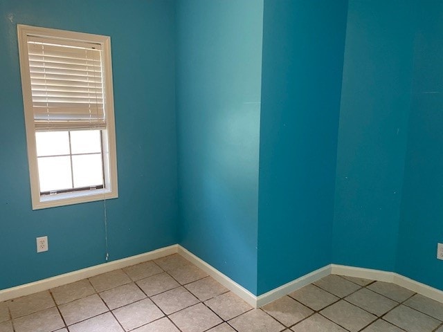 empty room featuring light tile patterned flooring