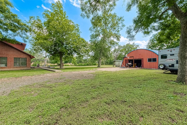 view of yard featuring an outdoor structure