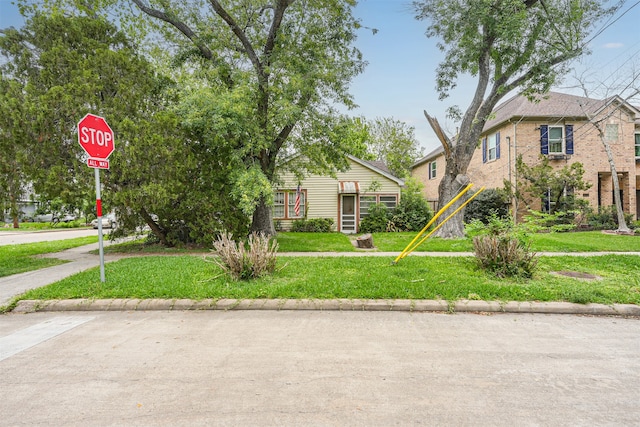 view of front of property featuring a front lawn