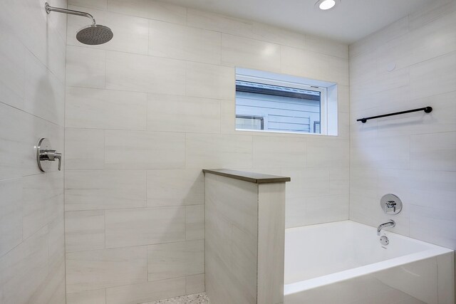 bathroom with tiled shower / bath