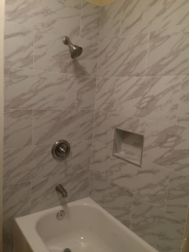 bathroom featuring tiled shower / bath combo