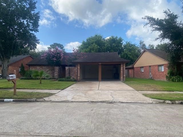 view of front facade featuring a front lawn