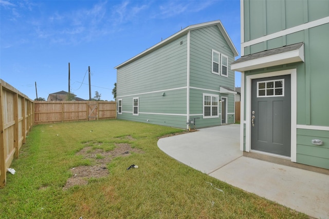 view of yard featuring a patio area