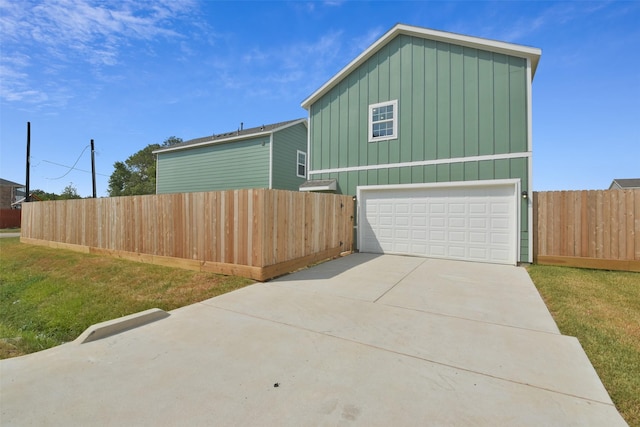 view of front facade featuring a garage and a front lawn