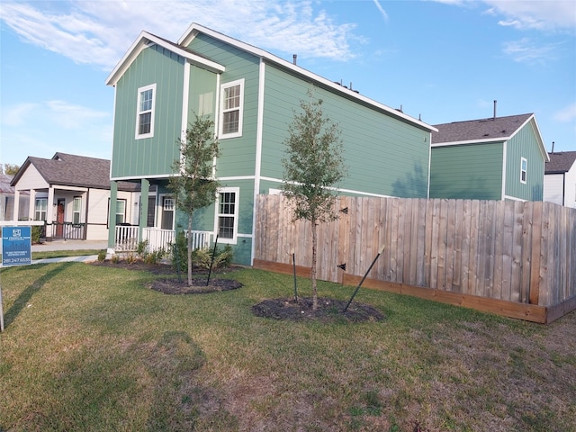 view of front of property featuring a front lawn and a porch