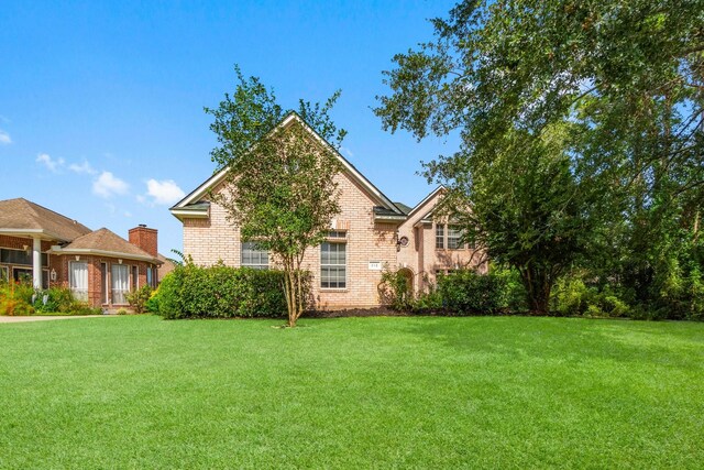 view of front of home featuring a front yard