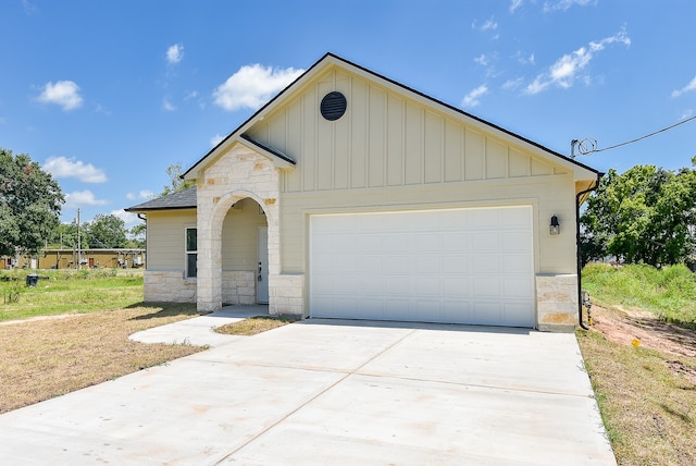 view of front facade with a garage and a front yard