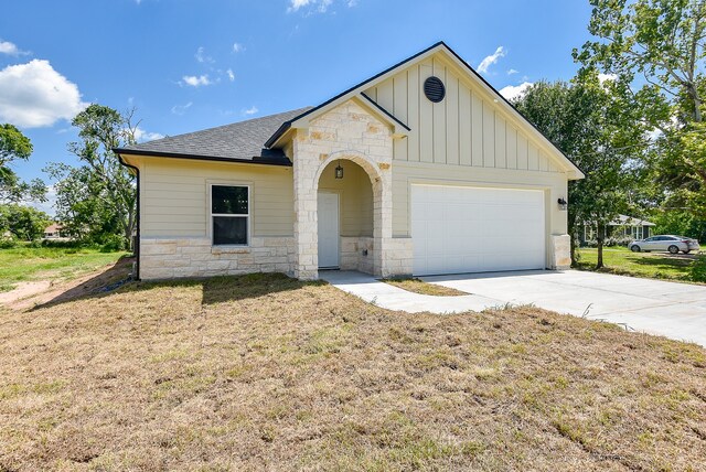 view of front facade featuring a garage and a front lawn