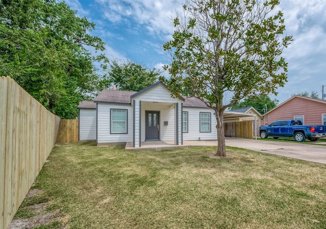 view of front of home featuring a front yard