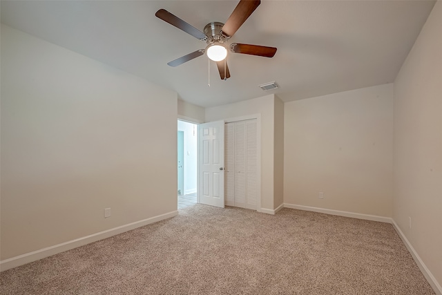 carpeted empty room featuring ceiling fan