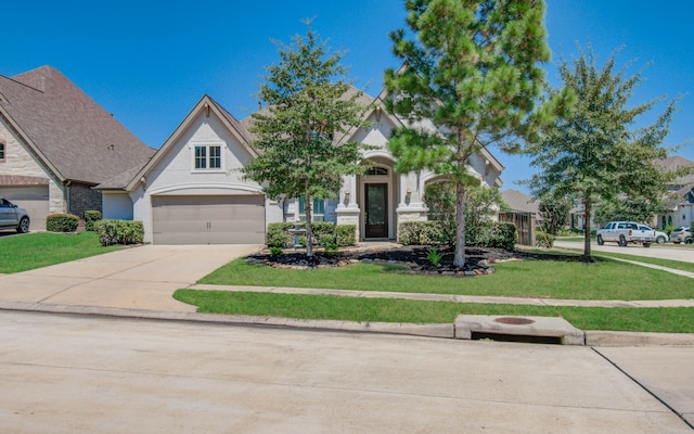 view of front facade featuring a front lawn