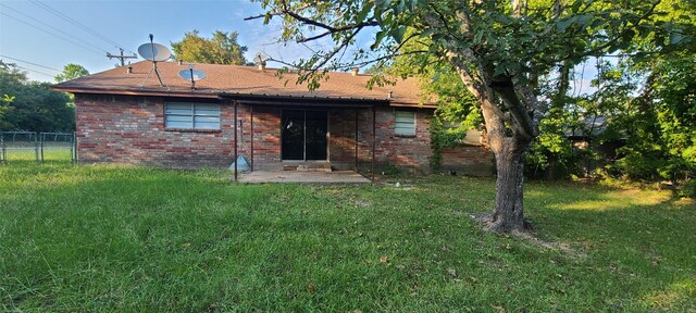 back of house featuring a lawn