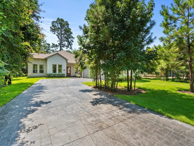 view of front facade featuring a front yard