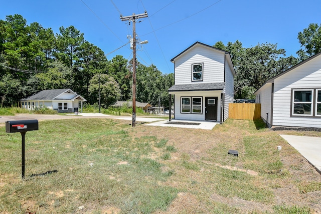 view of front of home featuring a front yard