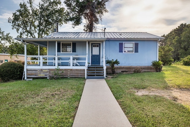 view of front of home with a front lawn and covered porch