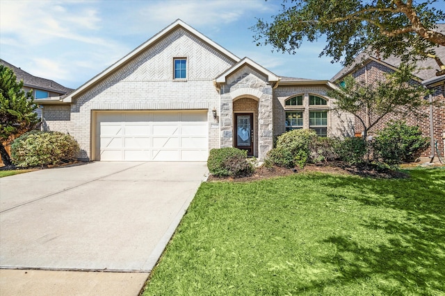 view of front of property featuring a front yard