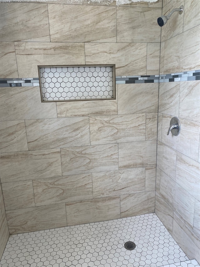 bathroom featuring a tile shower