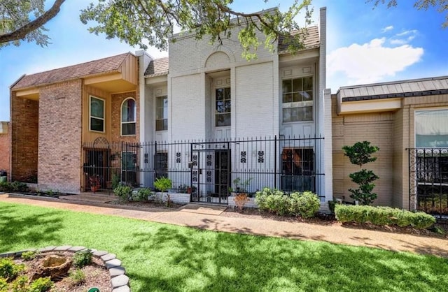 view of front facade with a front yard