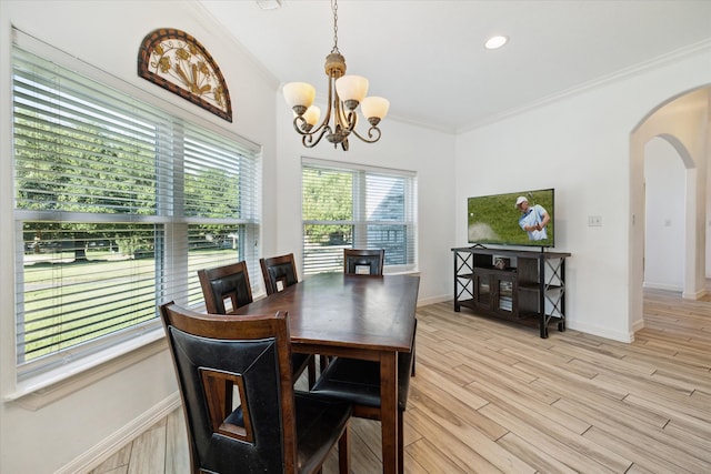 dining room featuring light hardwood / wood-style floors, an inviting chandelier, and ornamental molding