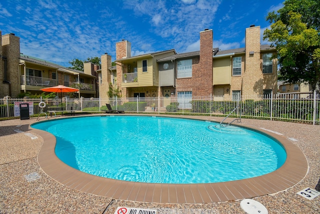 view of swimming pool