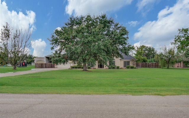 view of front facade featuring a front yard