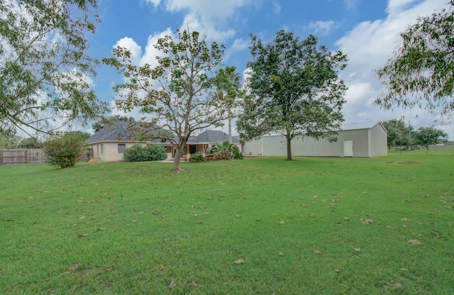 view of yard with an outbuilding