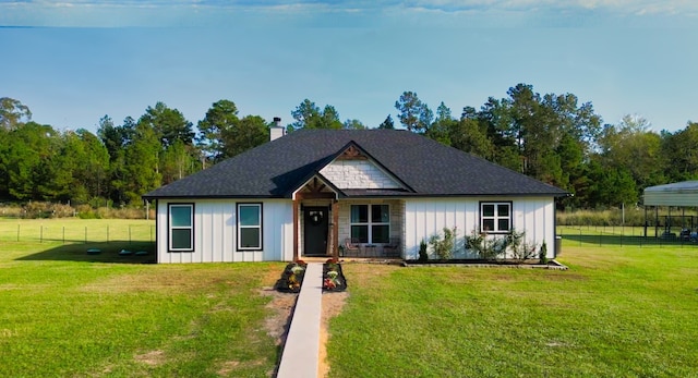 view of front of property featuring a front yard