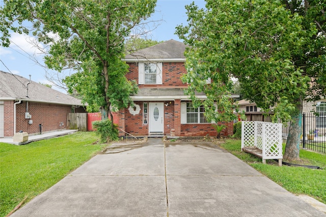 view of front of property featuring a front lawn