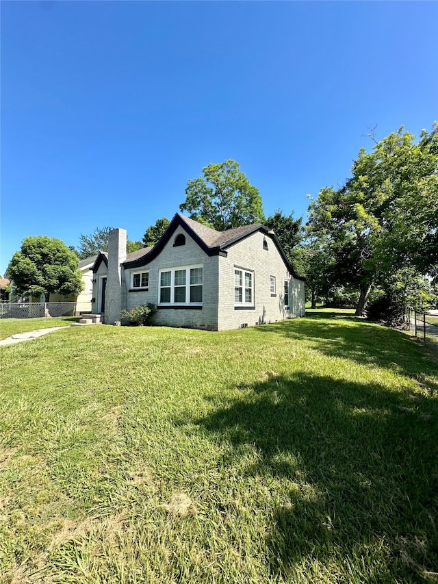 view of front of property featuring a front yard