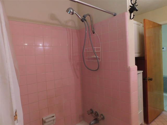 bathroom featuring shower / tub combo