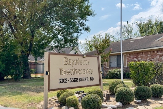 view of community / neighborhood sign