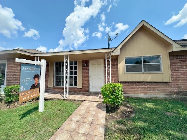 view of front of house featuring a front yard