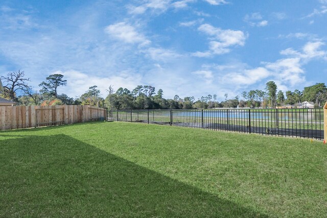 view of yard featuring a water view