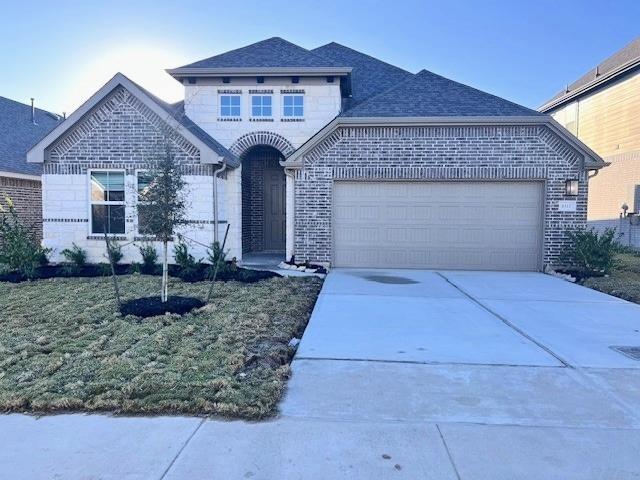 view of front of property featuring a garage and a front yard