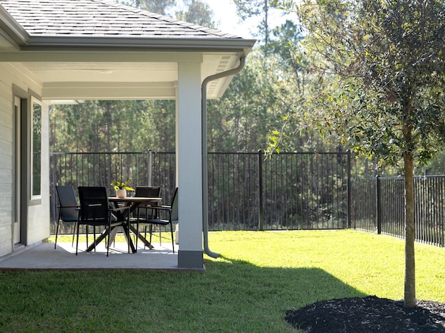 view of yard with a patio