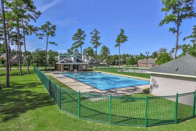 view of swimming pool featuring a yard